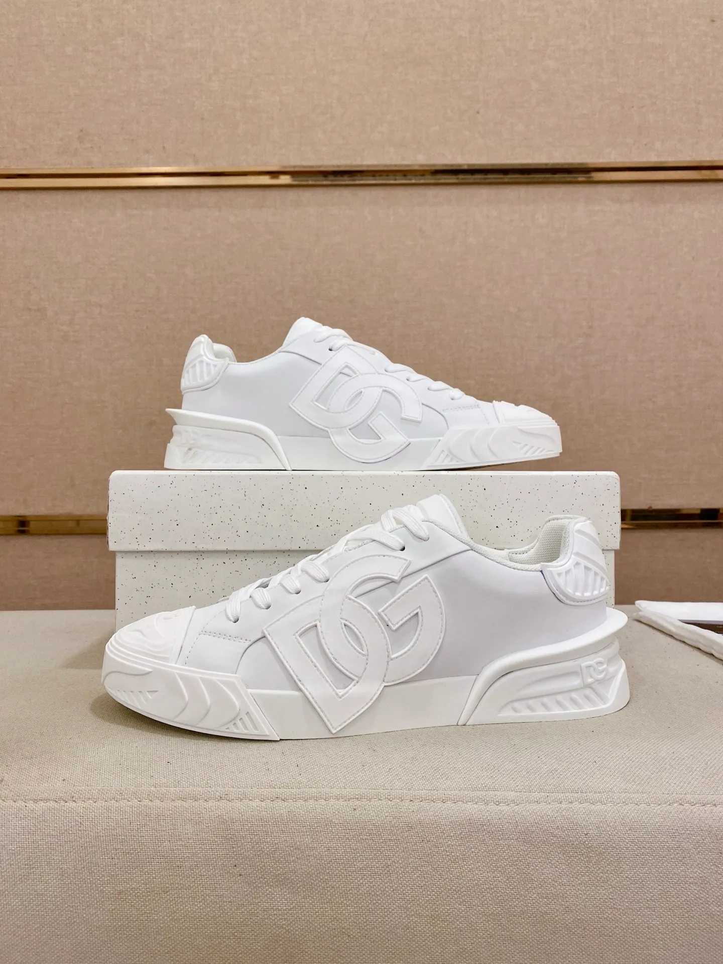 Men's shoes 💰: 660💰 (top quality) The latest sports style DG hot model recommendation, 👉 first launch of men's shoes 😻 I am really crazy about it, top design, impeccable comfort, absolute best-seller, imported cowhide upper, full cowhide lining🐂. Original replica, the latest cool outsole 💥👟Number of codes: 38-44 (45/custom-made, non-refundable)